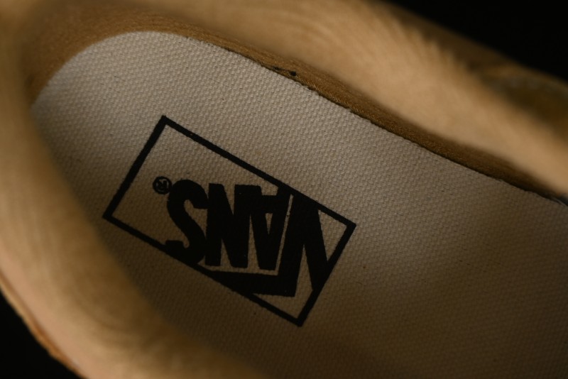 Vans Chukka Push Low-Top Skate Shoes in Beige with Slip-Resistant Sole - VN000CZW4MG