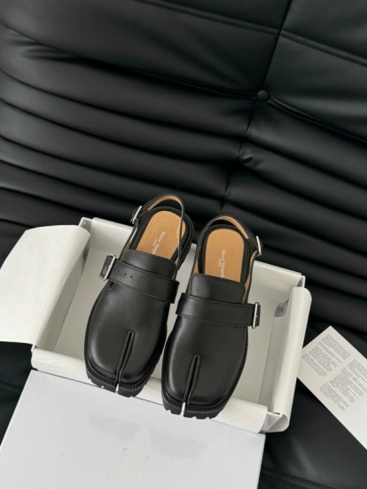 2025 Women MM6 Black Leather Sandals Tabi KFY00310