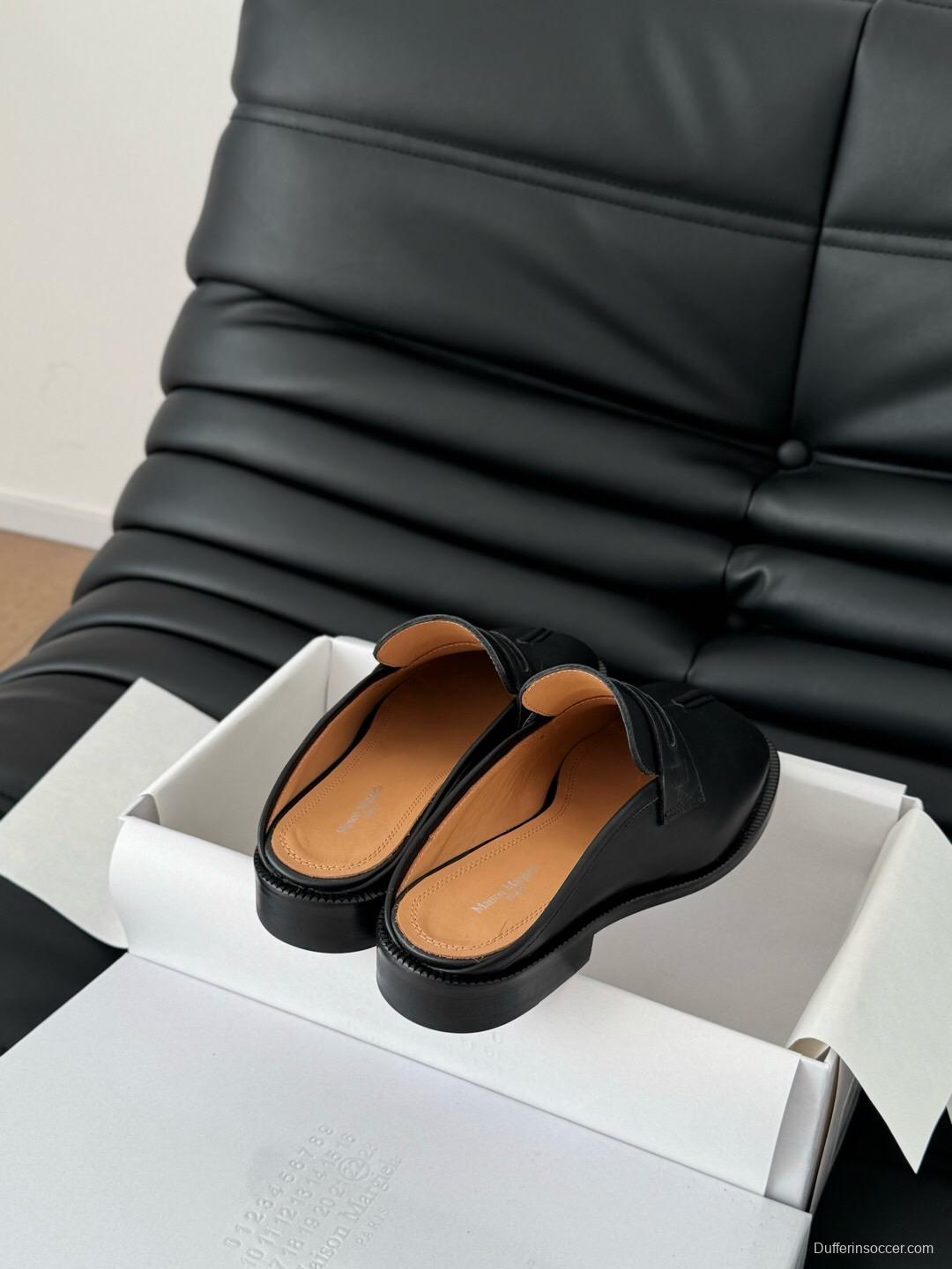 2025 Women MM6 Black Leather Loafers Tabi KFY00340