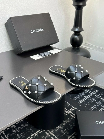 2025 Slippers CHANEL Black Leather Pearl Decor