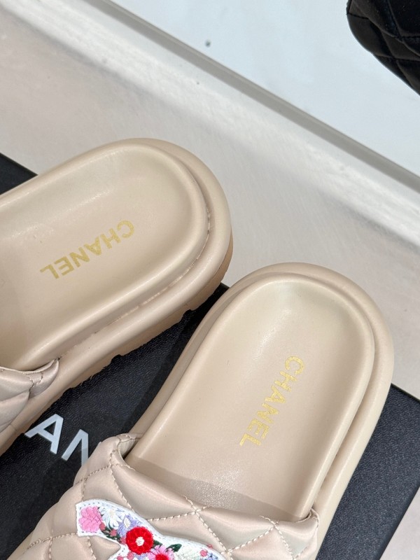 2025 Slippers Chanel Beige Silk Floral Pattern