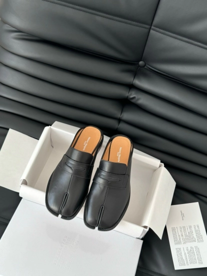 2025 Women MM6 Black Leather Loafers Tabi KFY00340