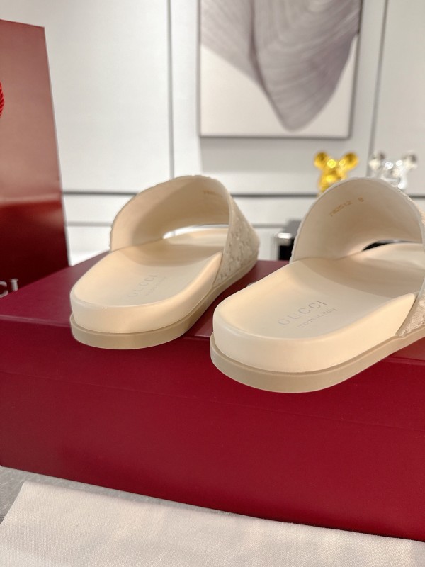 2025 Unisex Gucci Beige Embossed Leather Slippers Double G AS00240