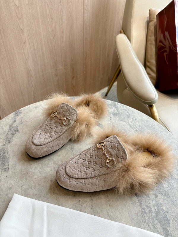 Gucci Women's Fur Mule with Double G Pattern and Horsebit Detail - LY00340