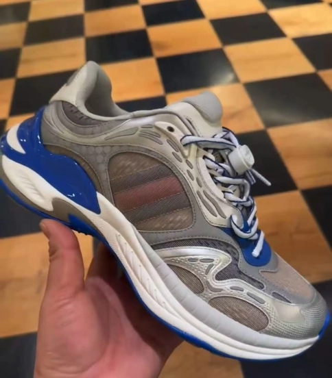 Gucci 2.0 Sneakers with Reflective Stripes and Retro Design - AS00450